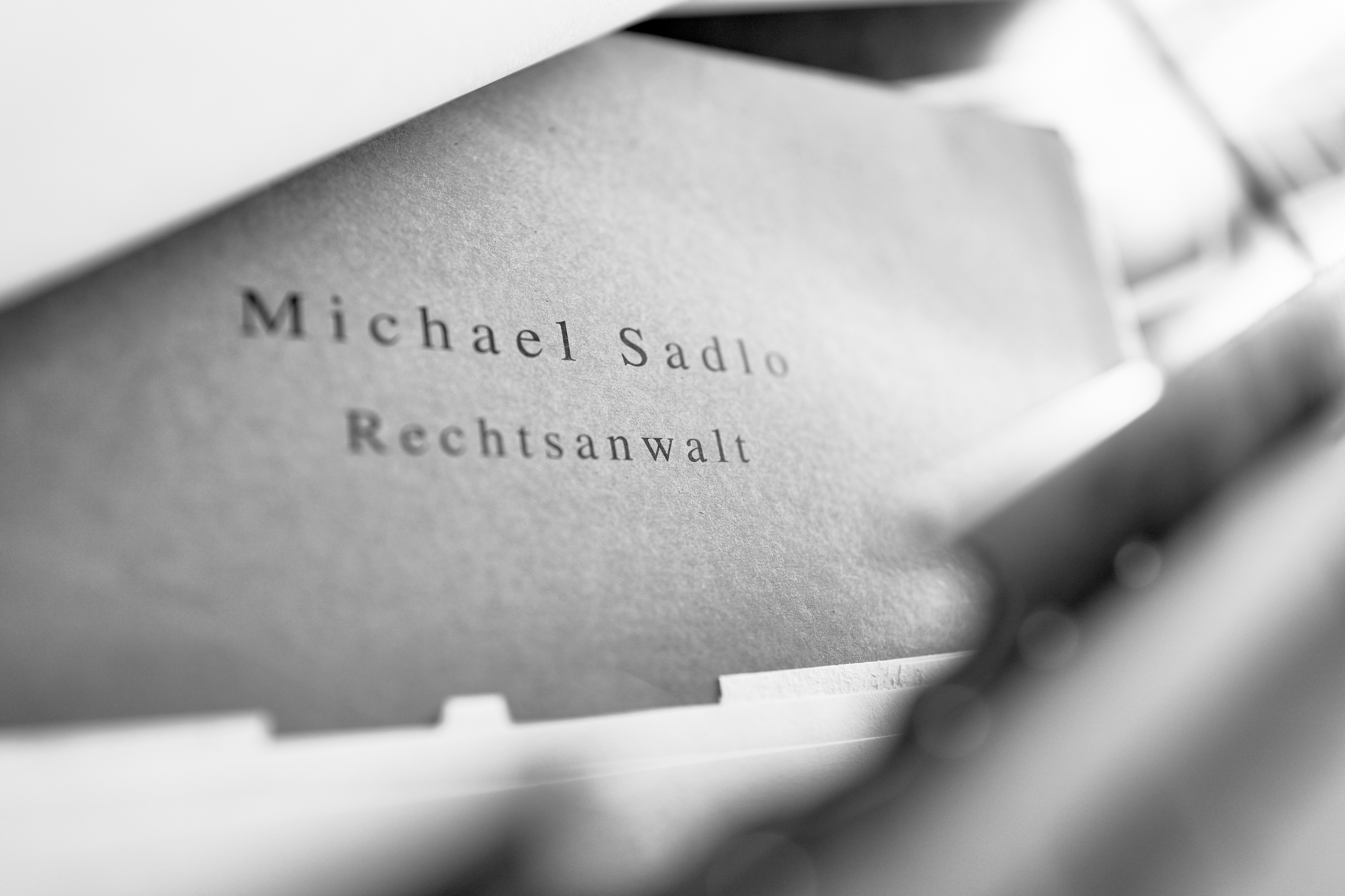 Karteikarte mit dem Schriftzug Michael Sadlo Rechtsanwalt
