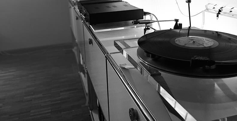 Plattenspieler als Hinweis auf Michael Sadlos Vorliebe für analoge Musikwiedergabe